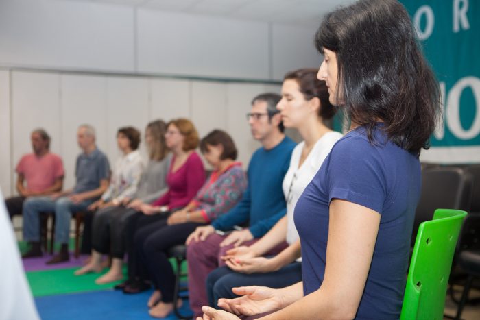 Pessoas meditando